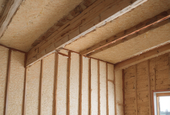 Утепление деревянного дома: выбор материалов и технология монтажа утеплителя